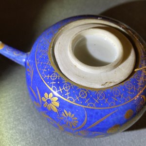 Une théière en porcelaine de Chine bleu poudré et doré et une en grisaille, Kangxi/Yongzheng — photo 13