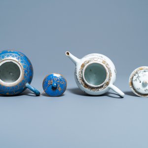 Une théière en porcelaine de Chine bleu poudré et doré et une en grisaille, Kangxi/Yongzheng — photo 6