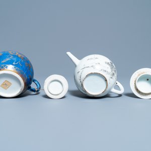 Une théière en porcelaine de Chine bleu poudré et doré et une en grisaille, Kangxi/Yongzheng — photo 7