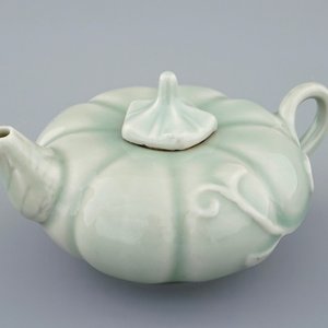 Une théière en porcelaine de Chine céladon en forme de citrouille, 19/20ème — photo 1