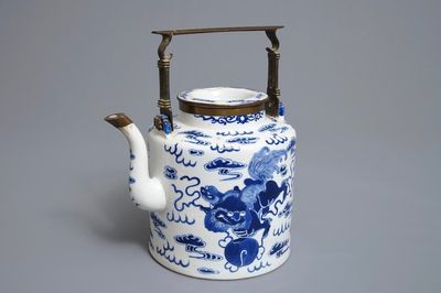 Une théière en porcelaine de Chine de style Bencharong pour le marché thai, 19ème