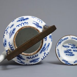 Une théière en porcelaine de Chine de style Bencharong pour le marché thai, 19ème — photo 6