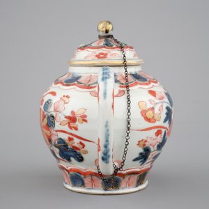 Une théière en porcelaine de Chine de style Imari, 17/18ème — photo 3