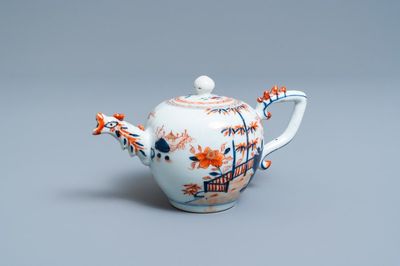 Une théière en porcelaine de Chine de style Imari, Kangxi