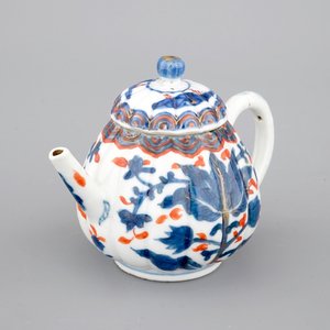 Une théière en porcelaine de Chine, décor Imari, Kangxi, ca. 1700 — photo 1