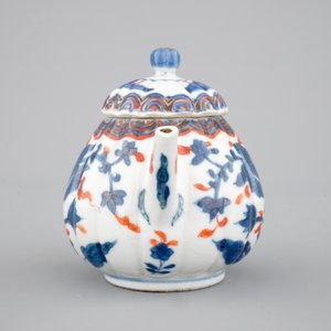 Une théière en porcelaine de Chine, décor Imari, Kangxi, ca. 1700 — photo 5