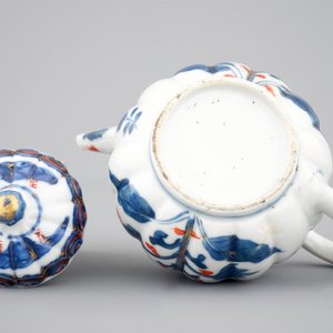 Une théière en porcelaine de Chine, décor Imari, Kangxi, ca. 1700 — photo 7