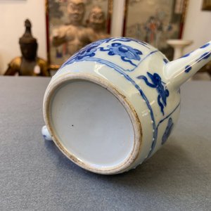 Une théière en porcelaine de Chine en bleu et blanc à décor d'antiquités, Kangxi — photo 11