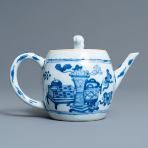 Une théière en porcelaine de Chine en bleu et blanc à décor d'antiquités, Kangxi — photo 4