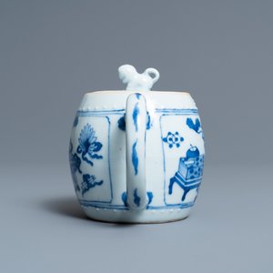 Une théière en porcelaine de Chine en bleu et blanc à décor d'antiquités, Kangxi — photo 5
