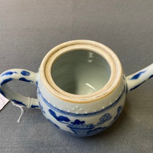 Une théière en porcelaine de Chine en bleu et blanc à décor d'antiquités, Kangxi — photo 10