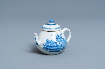 Une théière en porcelaine de Chine en bleu et blanc à décor d'antiquités, marque de Jiajing, Kangxi