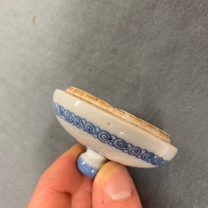 Une théière en porcelaine de Chine en bleu et blanc à décor d'antiquités, marque de Jiajing, Kangxi — photo 13