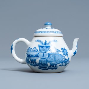 Une théière en porcelaine de Chine en bleu et blanc à décor d'antiquités, marque de Jiajing, Kangxi — photo 4