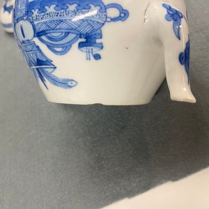 Une théière en porcelaine de Chine en bleu et blanc à décor d'antiquités, marque de Jiajing, Kangxi — photo 9