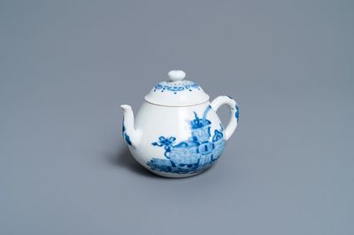 Une théière en porcelaine de Chine en bleu et blanc à décor d'antiquités, marque de Jiajing, Kangxi
