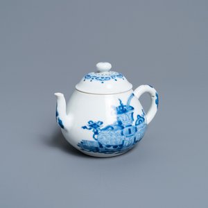Une théière en porcelaine de Chine en bleu et blanc à décor d'antiquités, marque de Jiajing, Kangxi — photo 1