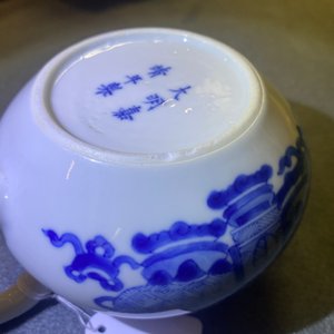 Une théière en porcelaine de Chine en bleu et blanc à décor d'antiquités, marque de Jiajing, Kangxi — photo 12