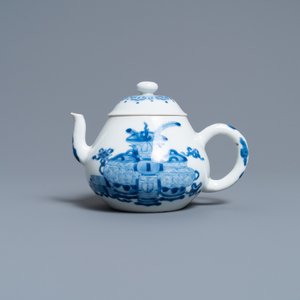 Une théière en porcelaine de Chine en bleu et blanc à décor d'antiquités, marque de Jiajing, Kangxi — photo 2