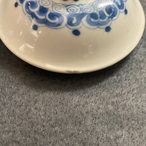 Une théière en porcelaine de Chine en bleu et blanc à décor d'antiquités, marque de Jiajing, Kangxi — photo 8