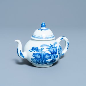 Une théière en porcelaine de Chine en bleu et blanc à décor d'antiquités, marque de Jiajing, Kangxi — photo 1