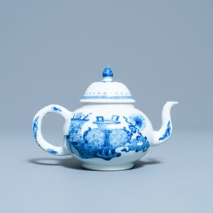 Une théière en porcelaine de Chine en bleu et blanc à décor d'antiquités, marque de Jiajing, Kangxi — photo 4