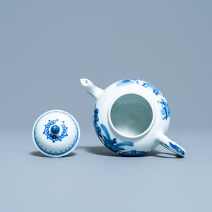 Une théière en porcelaine de Chine en bleu et blanc à décor d'antiquités, marque de Jiajing, Kangxi — photo 6