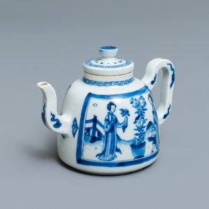 Une théière en porcelaine de Chine en bleu et blanc à décor de longues dames, Kangxi — photo 1