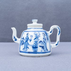 Une théière en porcelaine de Chine en bleu et blanc à décor de longues dames, Kangxi — photo 12