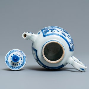 Une théière en porcelaine de Chine en bleu et blanc à décor de longues dames, Kangxi — photo 6