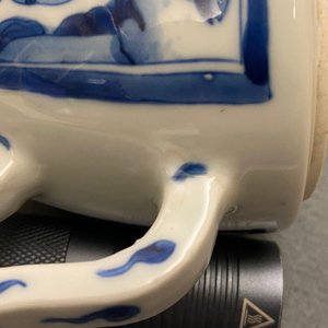 Une théière en porcelaine de Chine en bleu et blanc à décor de longues dames, Kangxi — photo 8