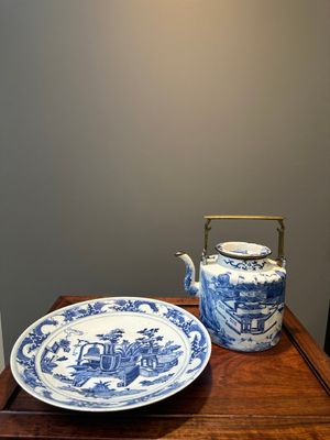 Une théière en porcelaine de Chine en bleu et blanc à décor de paysage et un plat à décor des antiquités, 19ème — photo 1