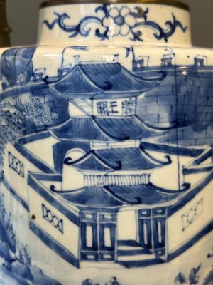 Une théière en porcelaine de Chine en bleu et blanc à décor de paysage et un plat à décor des antiquités, 19ème — photo 12
