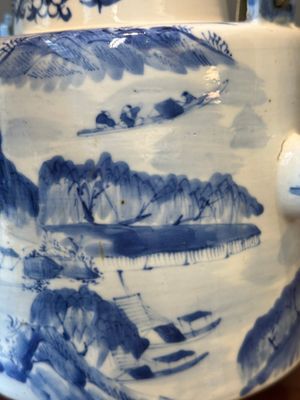Une théière en porcelaine de Chine en bleu et blanc à décor de paysage et un plat à décor des antiquités, 19ème — photo 15