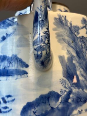 Une théière en porcelaine de Chine en bleu et blanc à décor de paysage et un plat à décor des antiquités, 19ème — photo 16