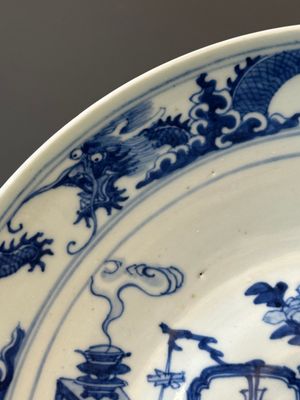 Une théière en porcelaine de Chine en bleu et blanc à décor de paysage et un plat à décor des antiquités, 19ème — photo 24