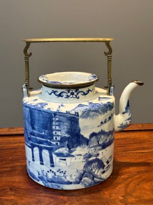 Une théière en porcelaine de Chine en bleu et blanc à décor de paysage et un plat à décor des antiquités, 19ème — photo 4