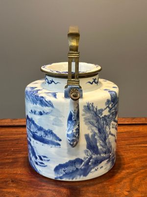 Une théière en porcelaine de Chine en bleu et blanc à décor de paysage et un plat à décor des antiquités, 19ème — photo 5
