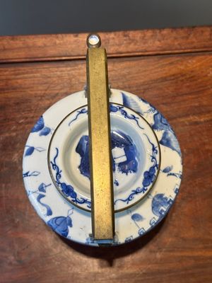 Une théière en porcelaine de Chine en bleu et blanc à décor de paysage et un plat à décor des antiquités, 19ème — photo 6