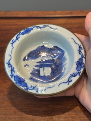 Une théière en porcelaine de Chine en bleu et blanc à décor de paysage et un plat à décor des antiquités, 19ème — photo 8