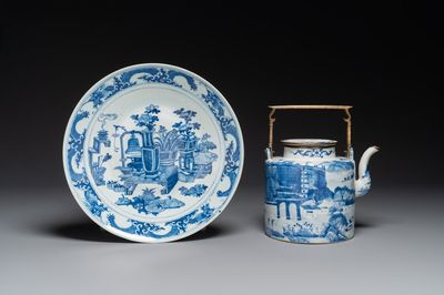 Une théière en porcelaine de Chine en bleu et blanc à décor de paysage et un plat à décor des antiquités, 19ème