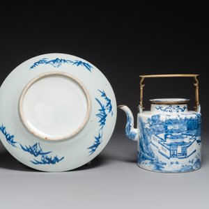 Une théière en porcelaine de Chine en bleu et blanc à décor de paysage et un plat à décor des antiquités, 19ème — photo 2