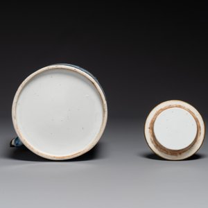 Une théière en porcelaine de Chine en bleu et blanc à décor de paysage et un plat à décor des antiquités, 19ème — photo 4