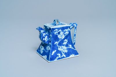 Une théière en porcelaine de Chine en bleu et blanc d'après un modèle en grès de Yixing, 19ème