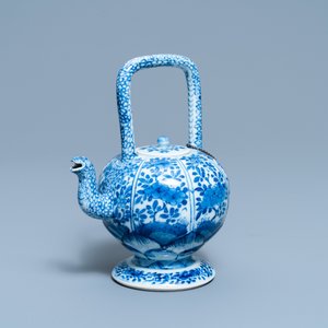 Une théière en porcelaine de Chine en bleu et blanc, Kangxi — photo 2
