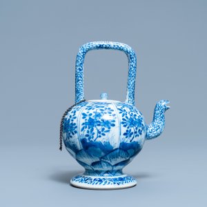 Une théière en porcelaine de Chine en bleu et blanc, Kangxi — photo 5