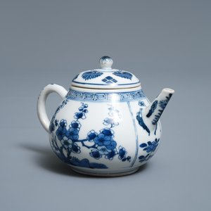 Une théière en porcelaine de Chine en bleu et blanc, Kangxi — photo 1