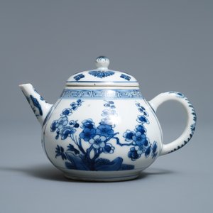 Une théière en porcelaine de Chine en bleu et blanc, Kangxi — photo 4