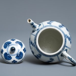 Une théière en porcelaine de Chine en bleu et blanc, Kangxi — photo 6