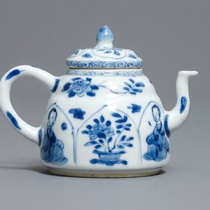 Une théière en porcelaine de Chine en bleu et blanc, marque Yu, Kangxi — photo 2